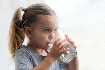 aqua minera természetes ásványvíz gyerek víz ivás