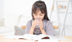 gyerek víz ivás tanulás