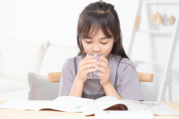 gyerek víz ivás tanulás